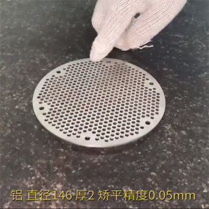 小型矯平機(jī)，小型沖孔網(wǎng)板整平機(jī)，微沖孔校平機(jī)