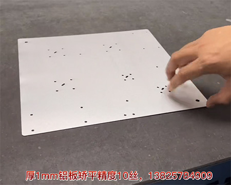 高精密的薄鋁板整平機(jī)怎么校平的，平整度10絲？</a>